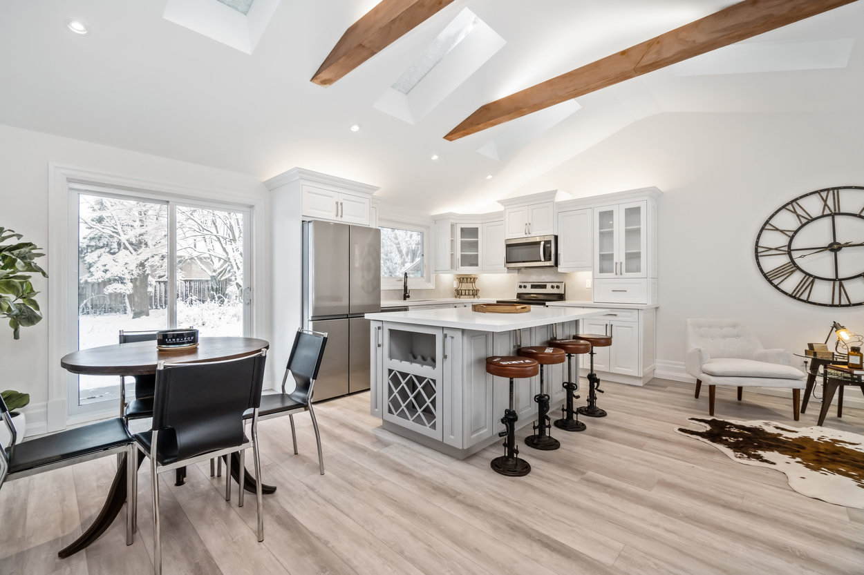 Pinewood: Kitchen and dining area